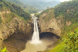 <p>La cascada de San Rafael, en Ecuador, fotografiada en 2018, dos años después de la entrada en funcionamiento de la presa Coca Codo Sinclair (Imagen: Alamy)</p>