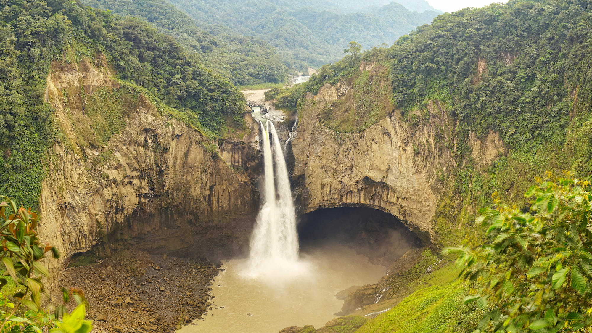 <p>La cascada de San Rafael, en Ecuador, fotografiada en 2018, dos años después de la entrada en funcionamiento de la presa Coca Codo Sinclair (Imagen: Alamy)</p>