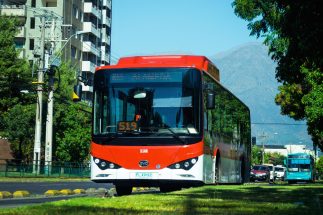 <p>Los buses eléctricos chinos están cada vez más presentes en las ciudades de América Latina y pueden ayudar a lograr una recuperación verde de la economía (imagen Alamy)</p>