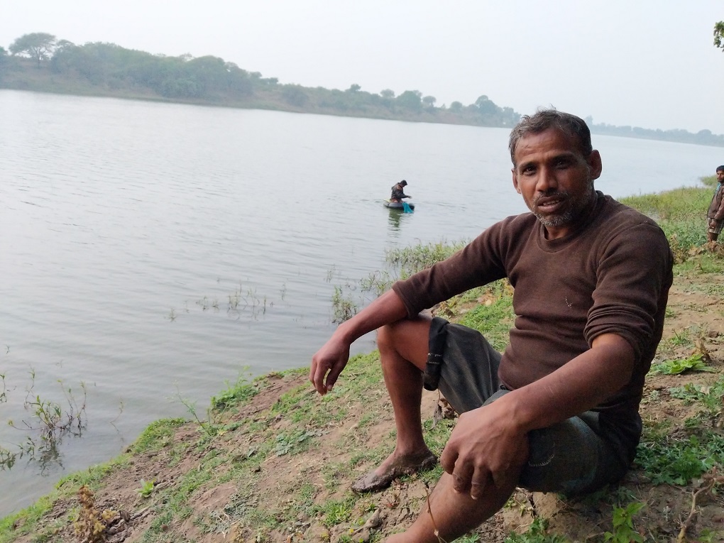 Kemraj, a fisherman, at work [image by: Mohit M. Rao, Astha Choudhary]