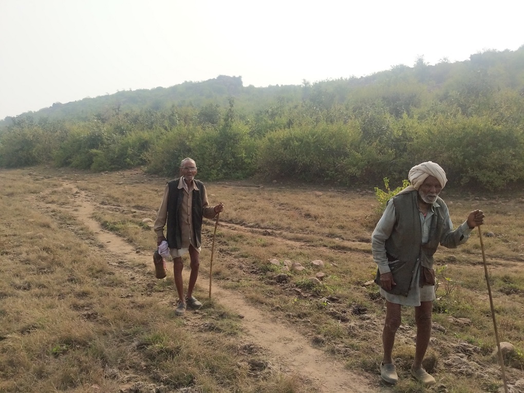 Raja Ram and Chandan Singh at Gendora village [image by: Mohit M. Rao, Astha Choudhary]. Rajghat dam lies just behind the village. 