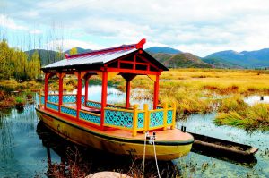 One of the propeller-driven boats that campaigners said would damage Lugu lake, where the Mosuo ethnic minority have used non-motorised dugout boats in daily life and to transport tourists (Image by 钟美兰)