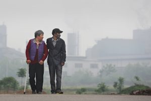 <p>图片来源：<a href="http://www.greenpeace.org/eastasia/multimedia/slideshows/climate-energy/bad-neighbours/" target="_blank">Lu</a><a href="http://www.greenpeace.org/eastasia/multimedia/slideshows/climate-energy/bad-neighbours/" target="_blank"> Guang/ Greenpeace</a></p>