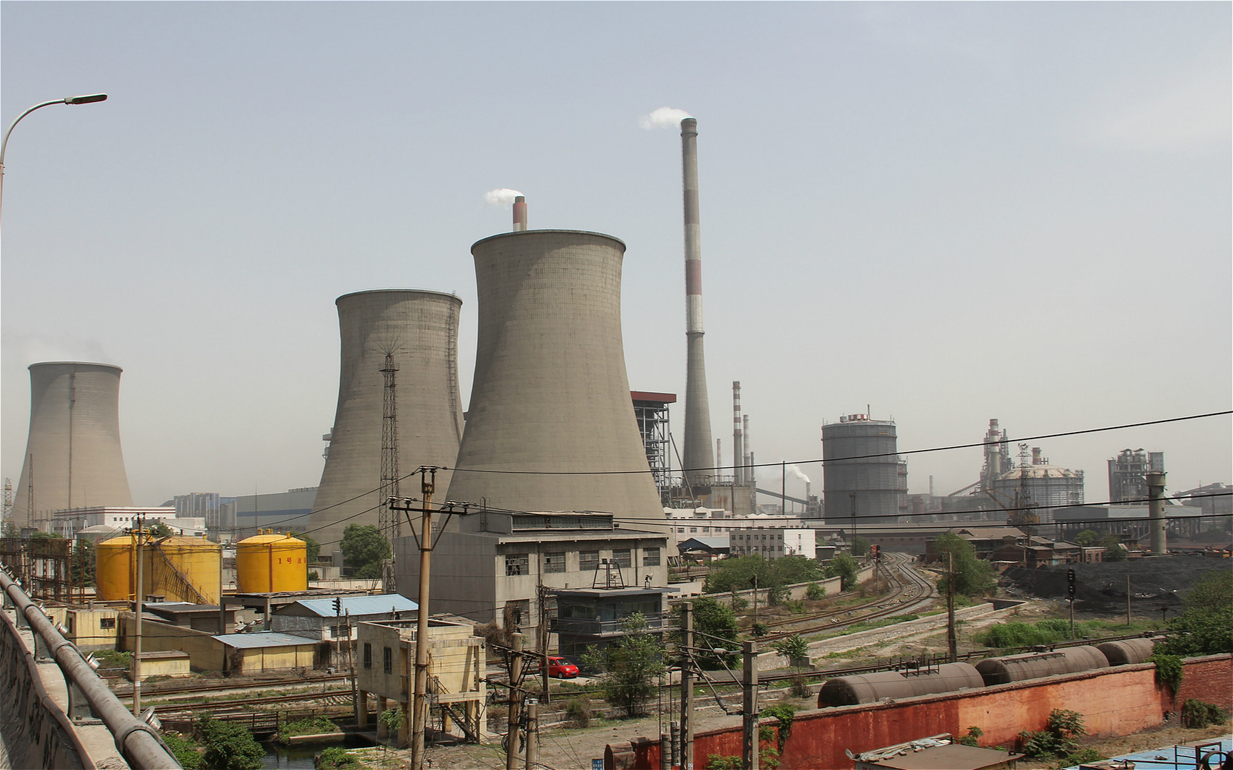 <p>A coal-fired power plant in China&#39;s Henan province (Image by&nbsp;V.T. Polywoda)</p>