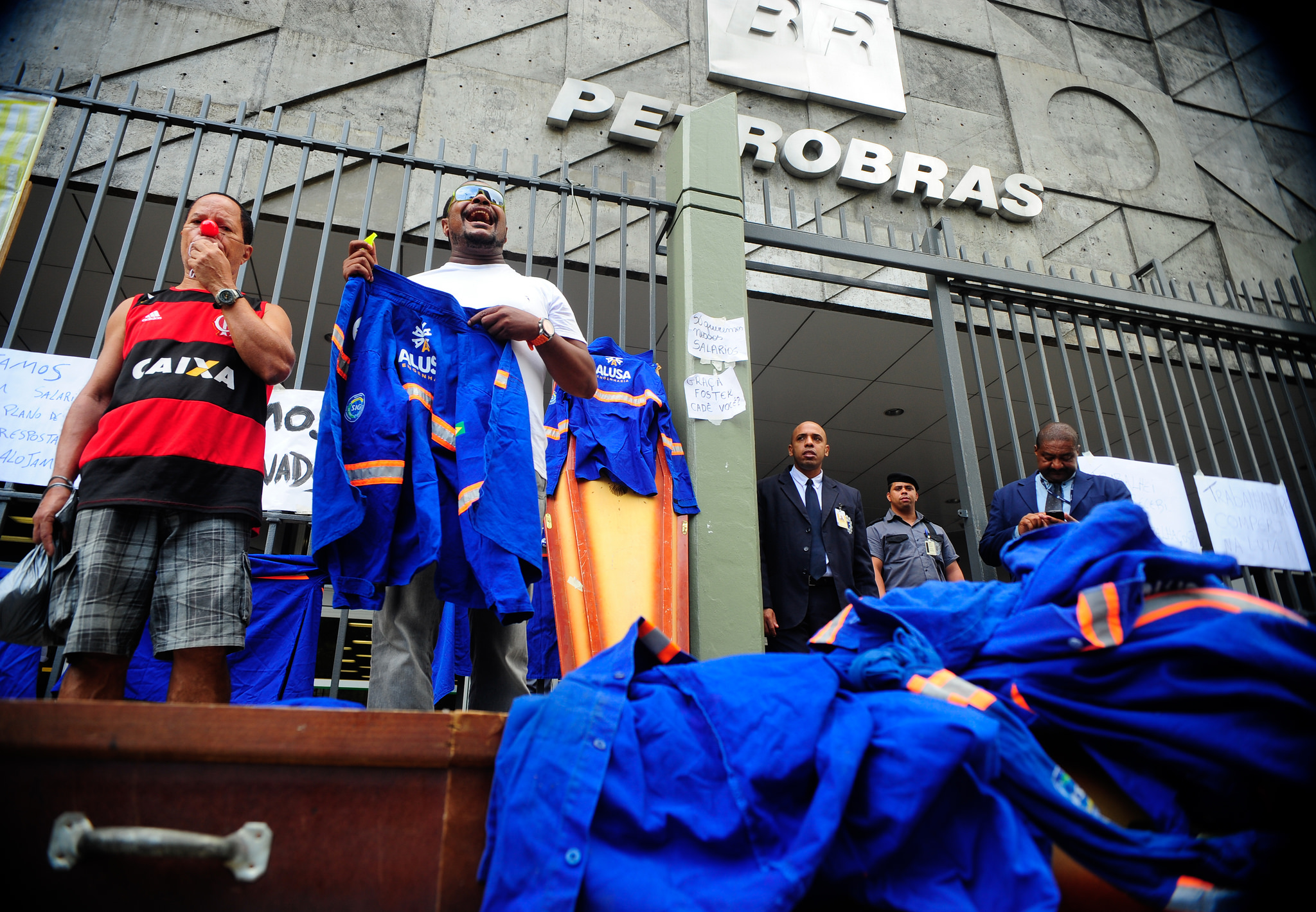 <p>Workers from Comperj protest outside Petrobras headquarters in 2015 (Image: Ag&ecirc;ncia Brasil)</p>