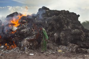<p>印度尼西亚人正在烧塑料垃圾。图片来源&nbsp;Fully Syafi / 中外对话</p>