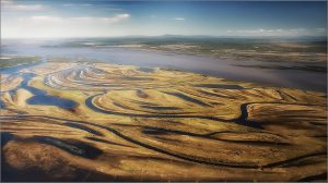 <p>古人认为阿穆尔河是一条沉睡在沙滩上的巨龙。图片来源：<a href="https://mashakuka.wordpress.com/2013/03/12/the-amur-river/" target="_blank">mashakuka</a></p>