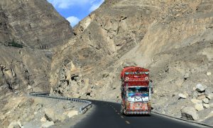 <p>连接中国新疆与巴基斯坦的喀喇昆仑公路，又称中巴友谊公路。图片来源：Alamy</p>