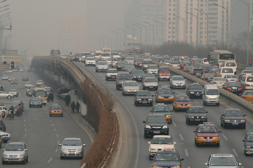<p>北京市政府希望通过新汽车排放标准助力空气污染的治理。图片来源：<a href="https://www.flickr.com/photos/poeloq/3140102099/" target="_blank">poeloq</a></p>