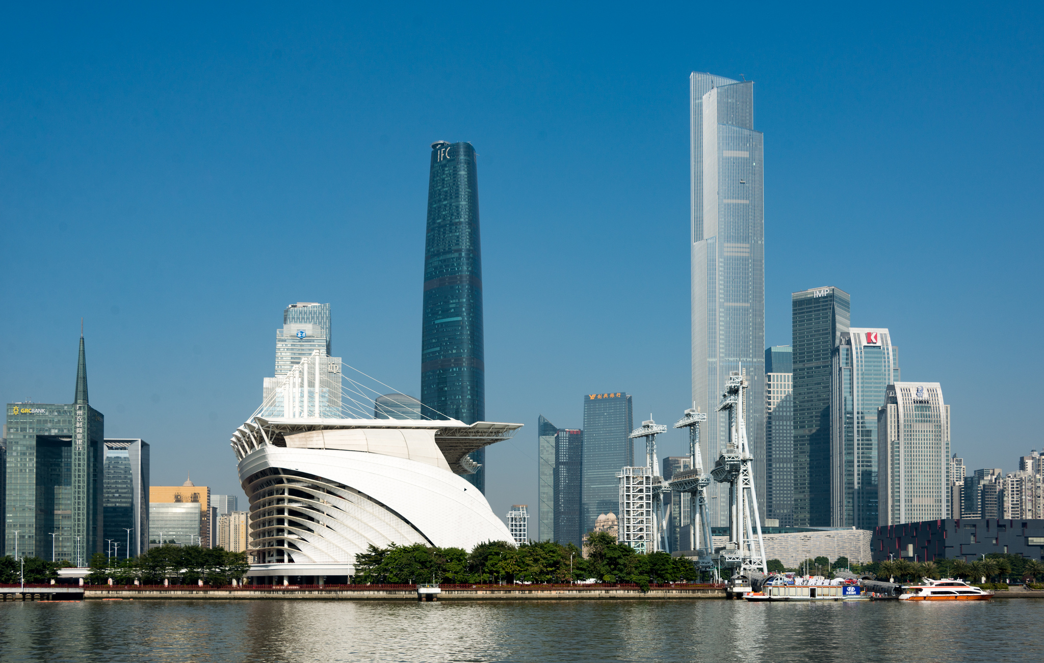 <p>To reduce its carbon emissions, Guangzhou aims to become a world-class environmental city by 2050 (Image: xiquinhosilva)</p>