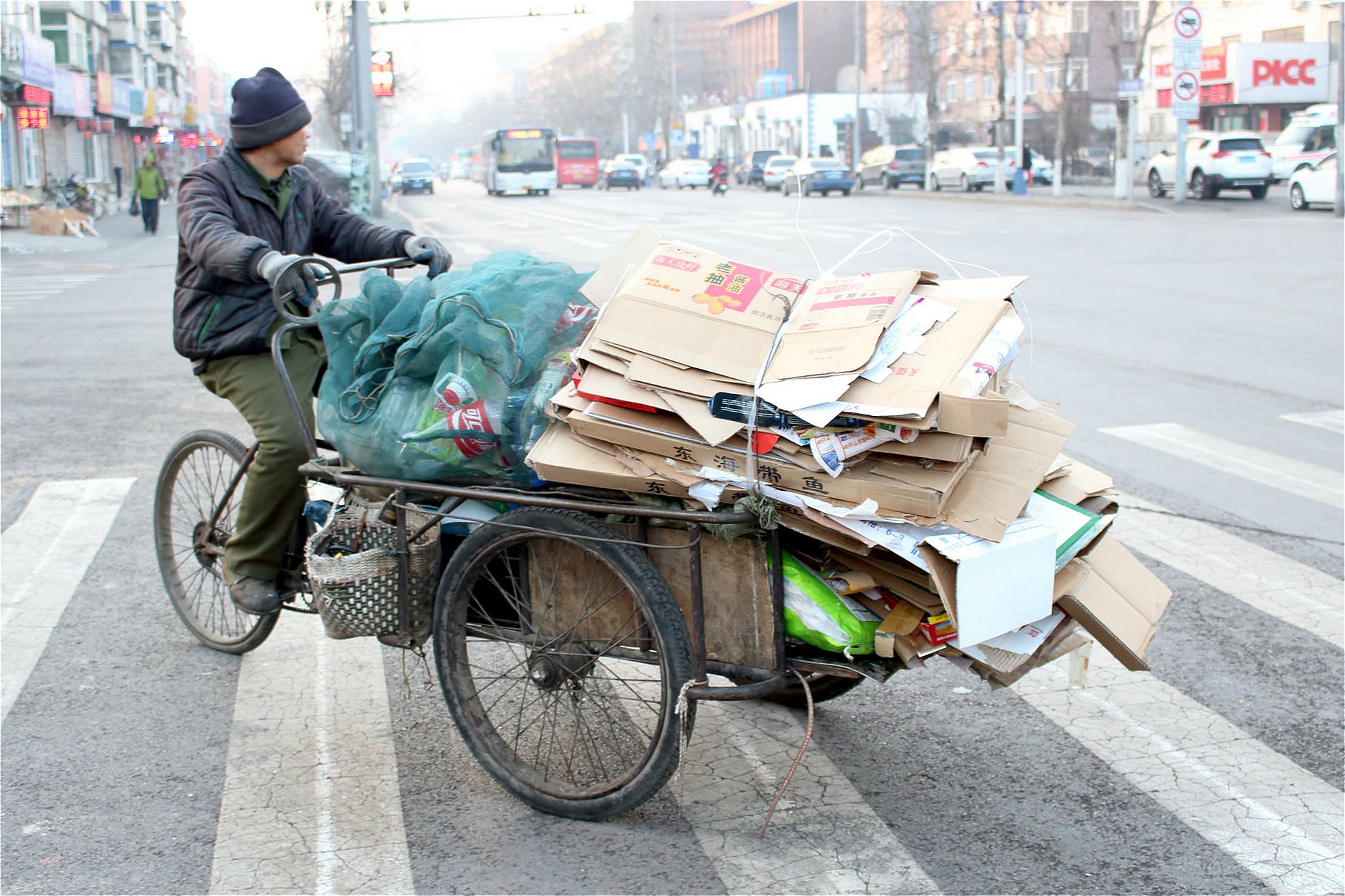 <p>在正规化的回收体系还未成型之时，就提前将非正规从业者赶走，是否合理？图片来源：<a href="https://www.flickr.com/photos/tinaliu517/33638740504/">Tianjia Liu</a></p>