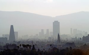 <p>雾霾笼罩下的墨西哥城。图片来源：Alamy</p>
