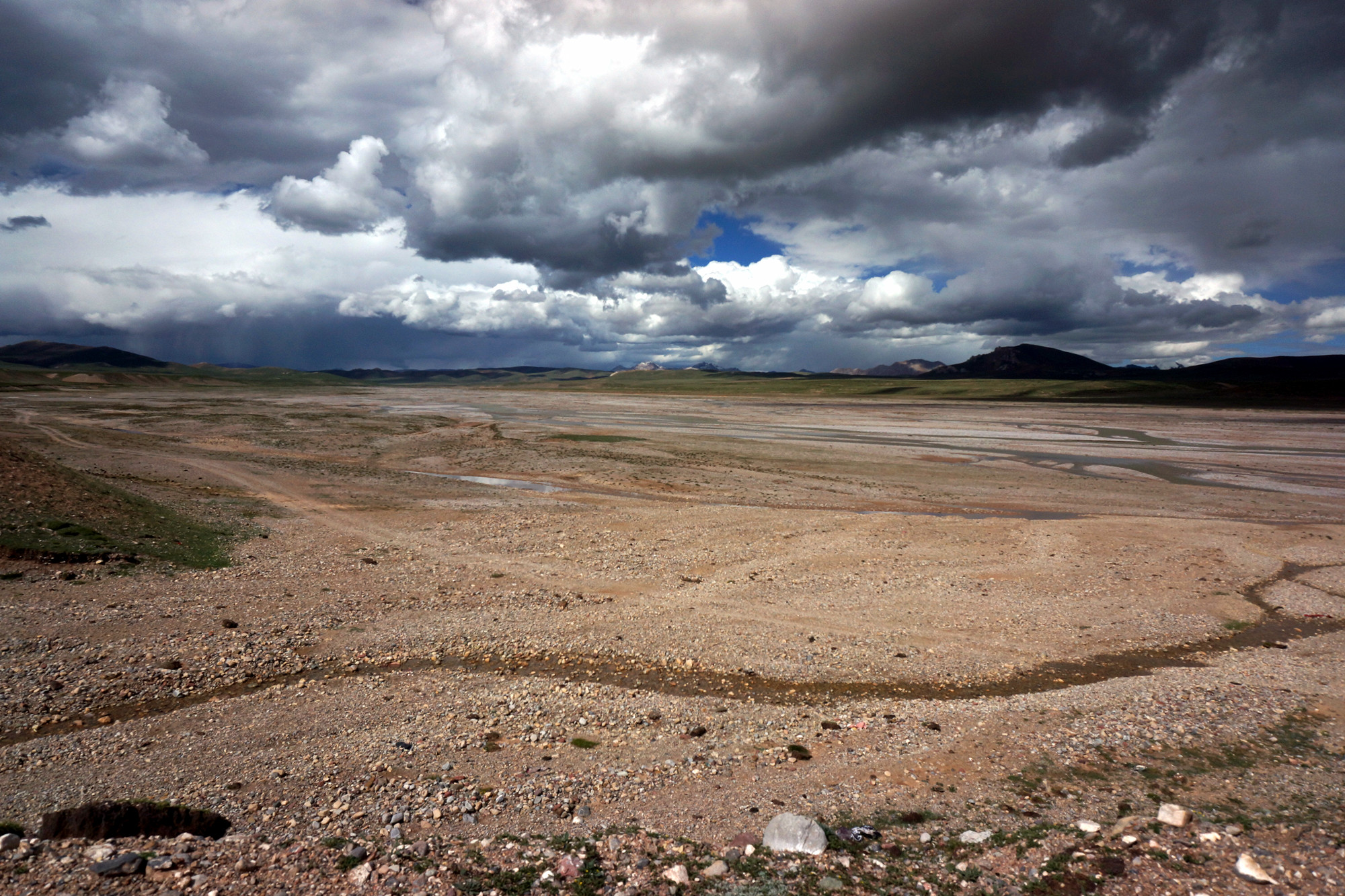 <p>A seasonal dry-out in Sanjiangyuan region, the location of the headwaters of the Yellow River, the Yangtze, and the Lancang. (Photo by Yang Yong)</p>