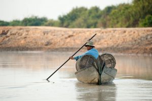 <p>洞里萨湖的渔民。图片来源：Alamy</p>