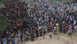 <p>孟加拉海滨小镇贡达马拉居民聚集在一起，抗议在他们的村庄修建火力发电厂（图片来源：Minhaz）</p>