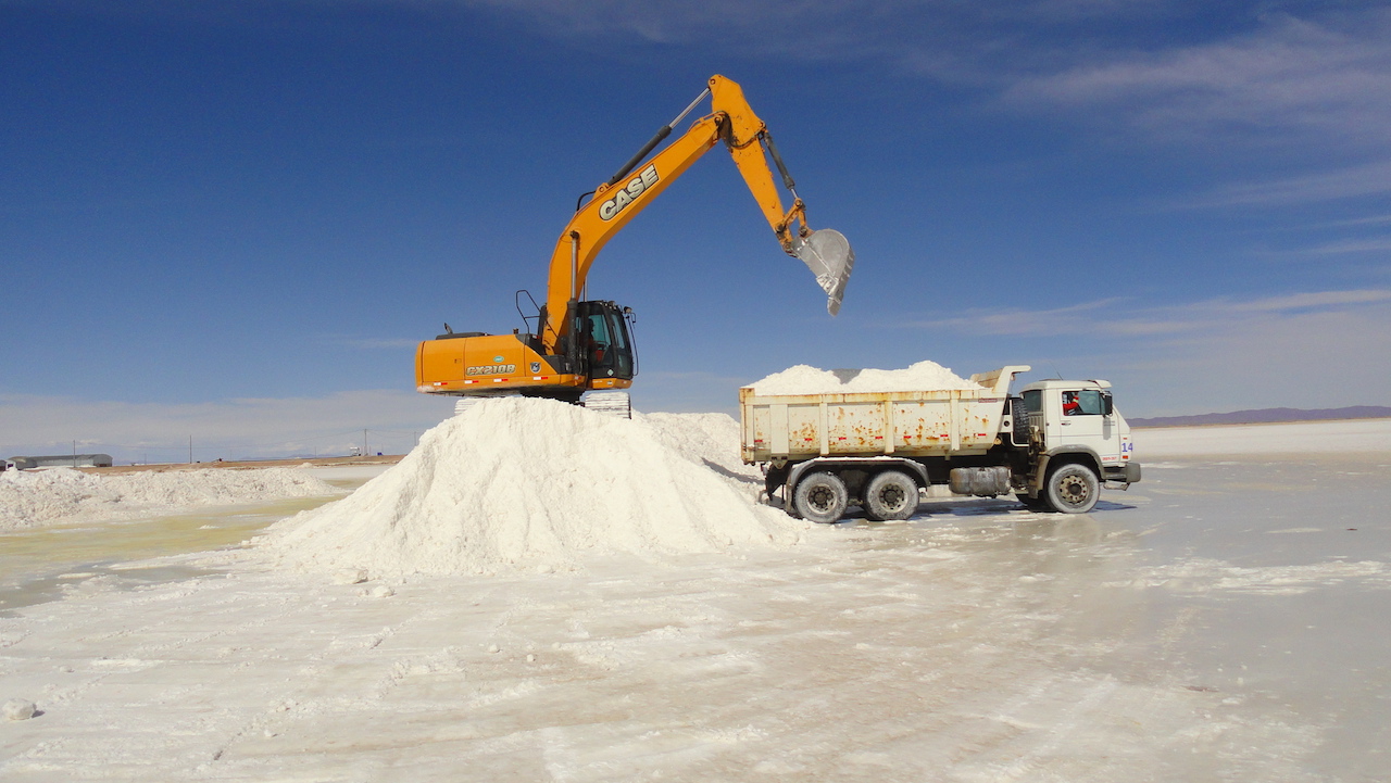 <p>In the midst of the political and public health crisis, Bolivia is rethinking how to exploit the lithium in its salt flats (Photo: YLB)</p>
