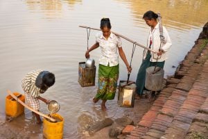 <p>缅甸蒲甘市的妇女在湖边取水。图片来源: Alamy</p>