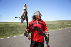 <p>2016年8月26日，Waki Little Thunder of the Rosebud苏族部落成员在抗议北达科他州油管道项目游行后发布的照片。按计划，管道将穿过附近的密苏里河。立岩苏族部落及其他部落担心输油管道的原油泄漏会污染河流。摄影：Terray Sylvester</p>