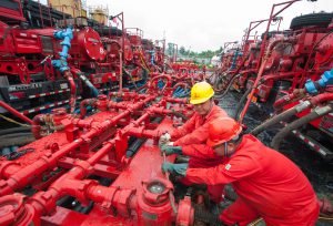 <p>Workers of a subsidiary of Sinopec, China&#8217;s largest oil refiner, disassemble facilities after a trial operation in Chongqing, south-west China (Image:</p>
