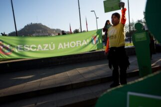 Manifestantes en Santiago de Chile piden la ratificación del Acuerdo de Escazú