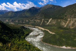 <p>雅鲁藏布江发源于青藏高原，流经印度和孟加拉国。图片来源：Alamy</p>