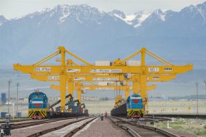 <p>来自中哈两国的火车在哈萨克斯坦的“陆地港口”霍尔果斯转移货物。图片来源：Alamy</p>