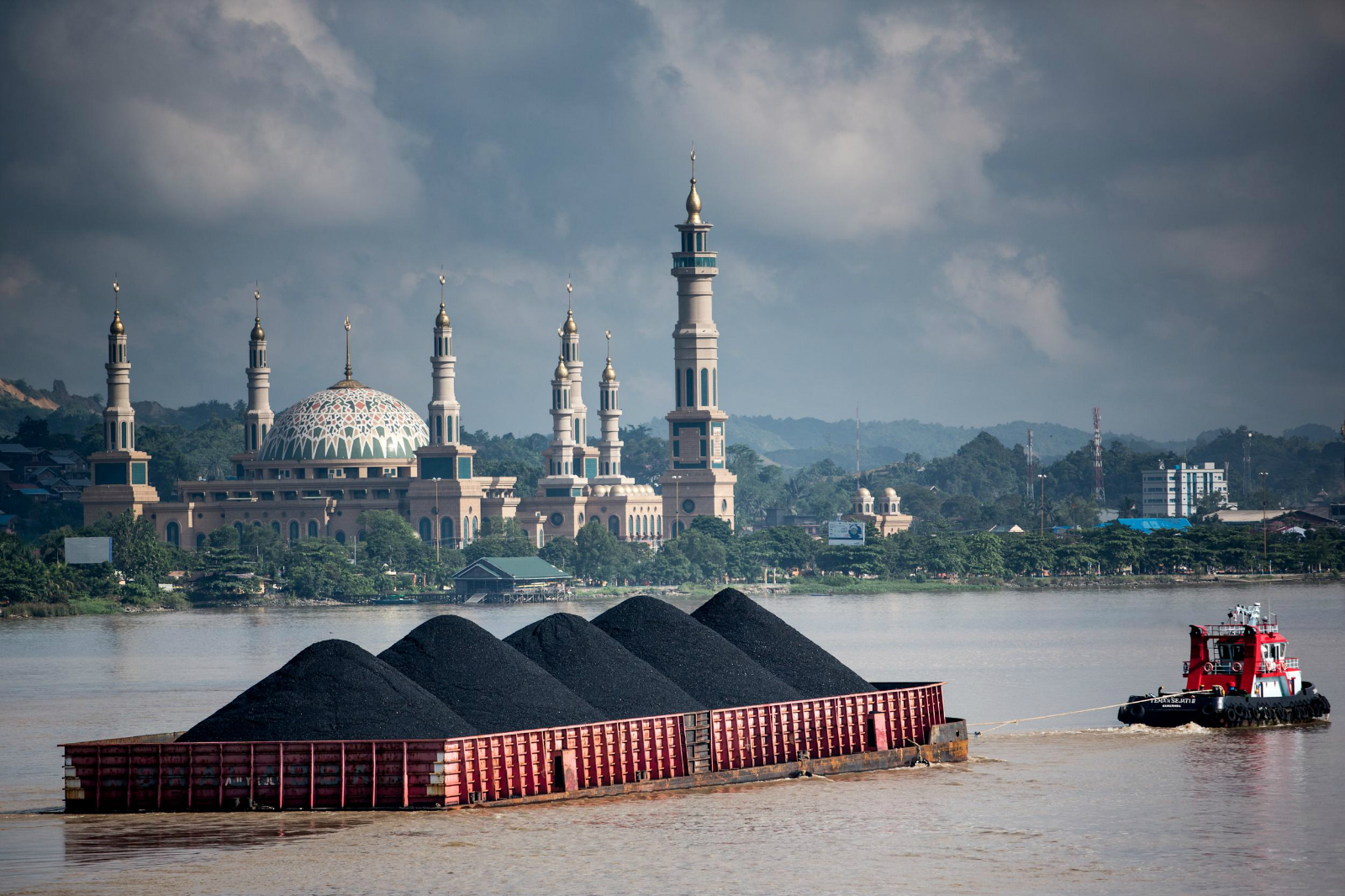 <p>图片来源：<a href="https://media.greenpeace.org/archive/Coal-Barge-in-Indonesia-27MZIFV6K1LC.html">Kemal Jufri / Greenpeace</a></p>