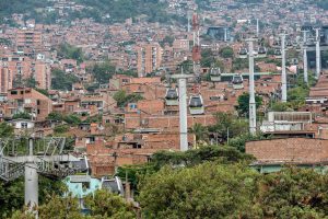 <p>哥伦比亚的麦德林在2012年建成的缆车将此前各自孤立的山坡私建定居点与城市中心相连。图片来源：Alamy</p>