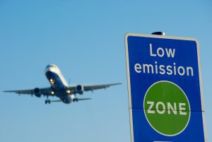 <p>伦敦希斯罗机场附近的“低排放区”指示牌。图片来源：Alamy</p>