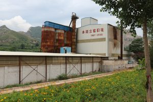 <p>An old cement kiln in Luquan district&nbsp;has the dates it was&nbsp;in service marked on its side: 1981 to 2008 (Image: Feng Hao)</p>