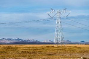 <p>青藏高原上的高压输电线。图片来源：Alamy</p>