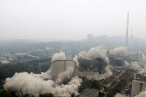 <p>2018年，安徽省的一座燃煤电厂正在被拆除。图片来源：Alamy</p>