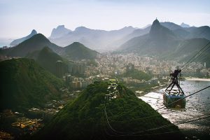 <p>&ldquo;面包山&rdquo;（Sugarloaf Mountain）是巴西里约的标志性景点，吸引无数游客前往，但奥运会期间，该市升级后的交通系统却不会对当地居民开放。（图片来源：<a href="https://commons.wikimedia.org/wiki/File:Rio_de_Janeiro_landscape.jpg" target="_blank">Eder </a><a href="https://commons.wikimedia.org/wiki/File:Rio_de_Janeiro_landscape.jpgtarget=%22_blank%22">Sales</a>）</p>