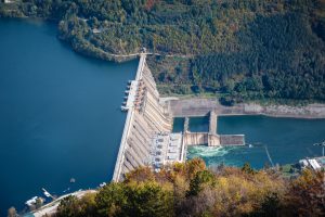 <p>2017年中国海外水电投资额达到77亿美元，为史上第二高。图片来源：<a href="http://www.thinkstockphotos.co.uk/image/stock-photo-hydroelectric-power-plant-on-river/626966996/popup?sq=hydropower/f=CPIHVX/s=DynamicRank">zorandimzr</a></p>