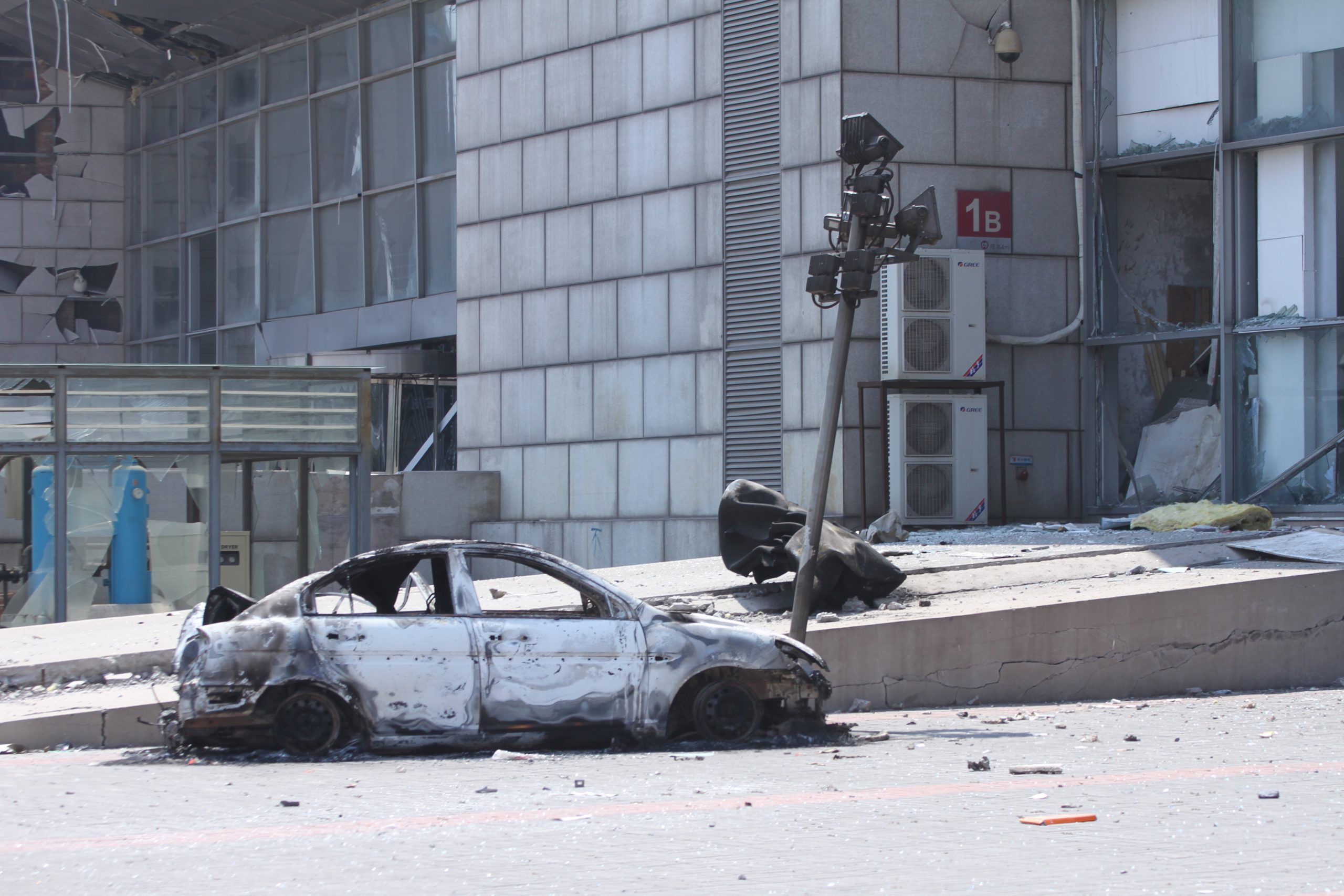 <p>An apartment building close to the Tianjin explosion. Image: Wikimedia&nbsp;</p>