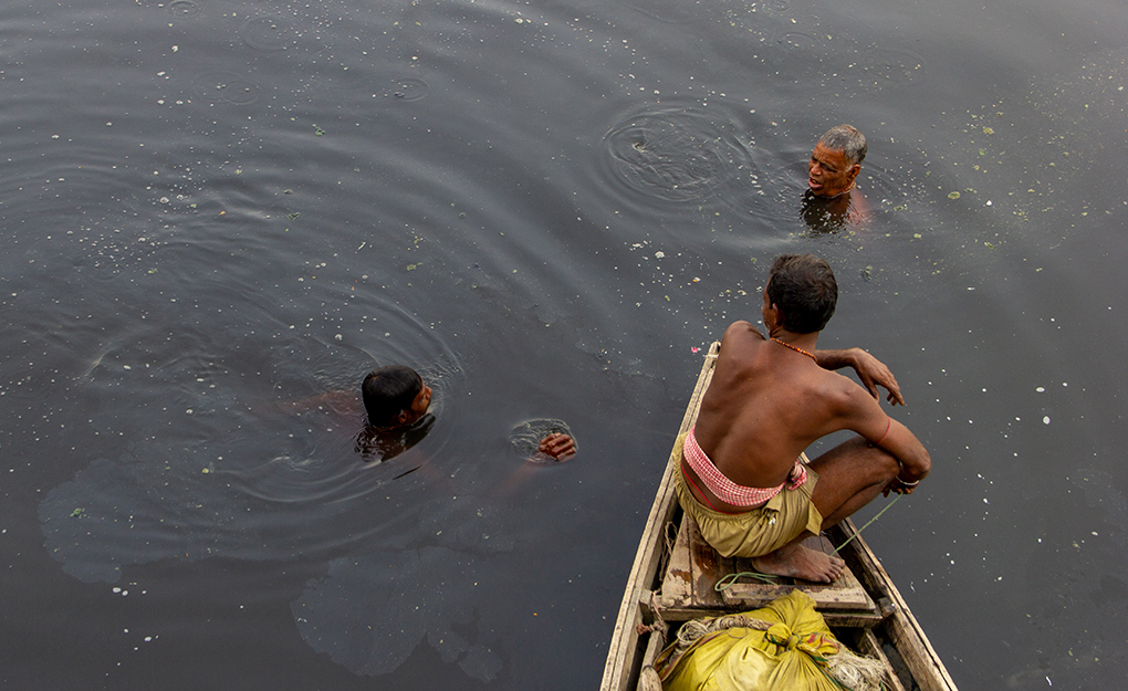 <p>The Yamuna as it was before its resurrection, and the fishers who had to make a living in its murky waters [image by: Richa Singh]</p>