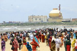 <p>Villagers have formed human chains in the sea to protest against the Koodankulam nuclear power project.&nbsp;(Image from DiaNauke.org)</p>