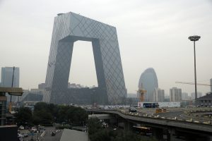 <p>雾霾天下的央视大楼。图片来源：<a href="https://www.flickr.com/photos/worldbank/9785435076/">Wu Zhiyi/World Bank</a></p>
