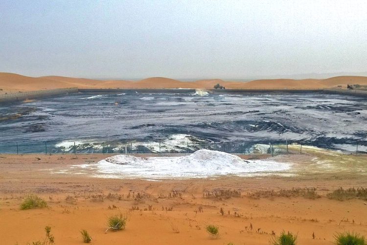 Waste water pits hidden among the dunes in Tengger Desert (Image: Chen Jie / New Beijing)