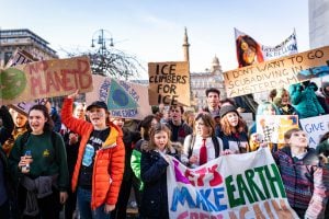 <p>青年人游行在格拉斯哥抗议示威。图片来源：Alamy</p>