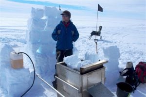 <p>作者准备协助他的同事、阿伯里斯特威斯大学的布林&middot;哈伯德用高压热水在拉森C冰架上钻一个洞。图片来源：MIDAS，由作者提供</p>