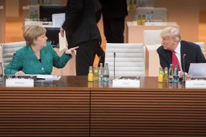 <p>默克尔和特朗普在汉堡的G20峰会上展开对话。图片来源：German Government/Bergmann</p>