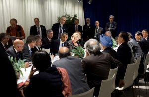 <p>美国总统奥巴马在2009年的哥本哈根气候大会上就核查各国减排这一条款进行谈判。图片来源：The White House</p>