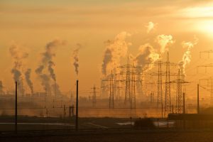 <p>中国将在2017年启动全国碳排交易，将成为全球最大的碳交易市场。图片来源：<a href="https://pixabay.com/en/industry-sunrise-sky-air-pollution-1761801/" target="_blank">SD-Pictures</a></p>