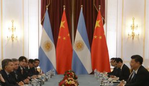 Presidents Macri (l) and Xi (r) at a table meeting in Washington (photo credit: Casa Rosada). country flags displayed at the end of the table