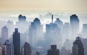 <p>1966年的纽约致命雾霾对美国环境污染立法进程产生了深远的影响。图片来源：<a href="https://www.youtube.com/watch?v=cTQDJy0opaM">Seeker</a></p>
