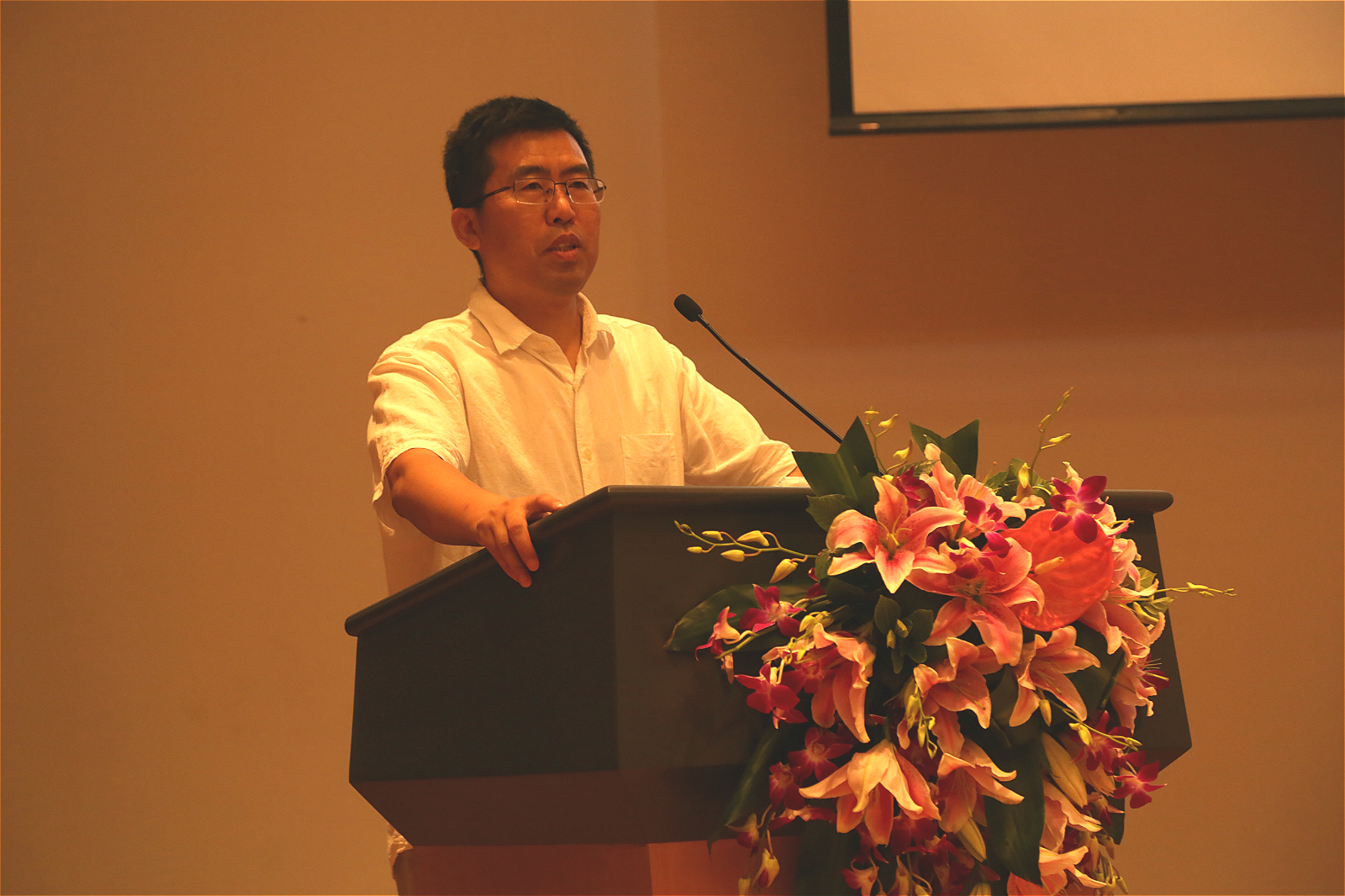<p>chinadialogue&#8217;s former editor Liu Jianqiang addresses last year&#8217;s China Environmental Press Awards</p>