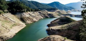 <p>奥罗维尔湖的枯竭状况正是21世纪加州面临挑战的典型例子。加州干旱日益严重，这个位于该州北部的湖泊只剩下42%的水量，并仍在日益减少。图片来源：<a href="http://www.circleofblue.org/waternews/2015/world/challenged-by-drought-fire-earthquake-and-flood-california-departs-on-new-path/" target="_blank">基斯&middot;施奈德/蓝圈国际组织</a></p>