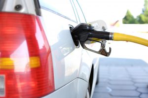 <p>下调汽车油耗标准恐怕会大大降低美国汽车制造商在全球的影响力。图片来源：<a href="https://pixabay.com/en/refuel-petrol-stations-gas-pump-2157211/">andreas160578</a></p>