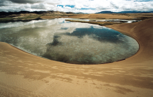 <p>荒漠化的侵蚀使得雅鲁藏布江上游已出现了大片的沙漠。图片来源：杨勇</p>